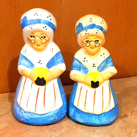 🔥Host pick 🔥Vintage salt and pepper shakers - Picture 1 of 6